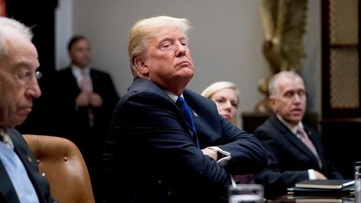 Ο Τραμπ αλλάζει σαν τα…πουκάμισα τους συνεργάτες του – Διόρισε Υπουργό τον γιατρό του